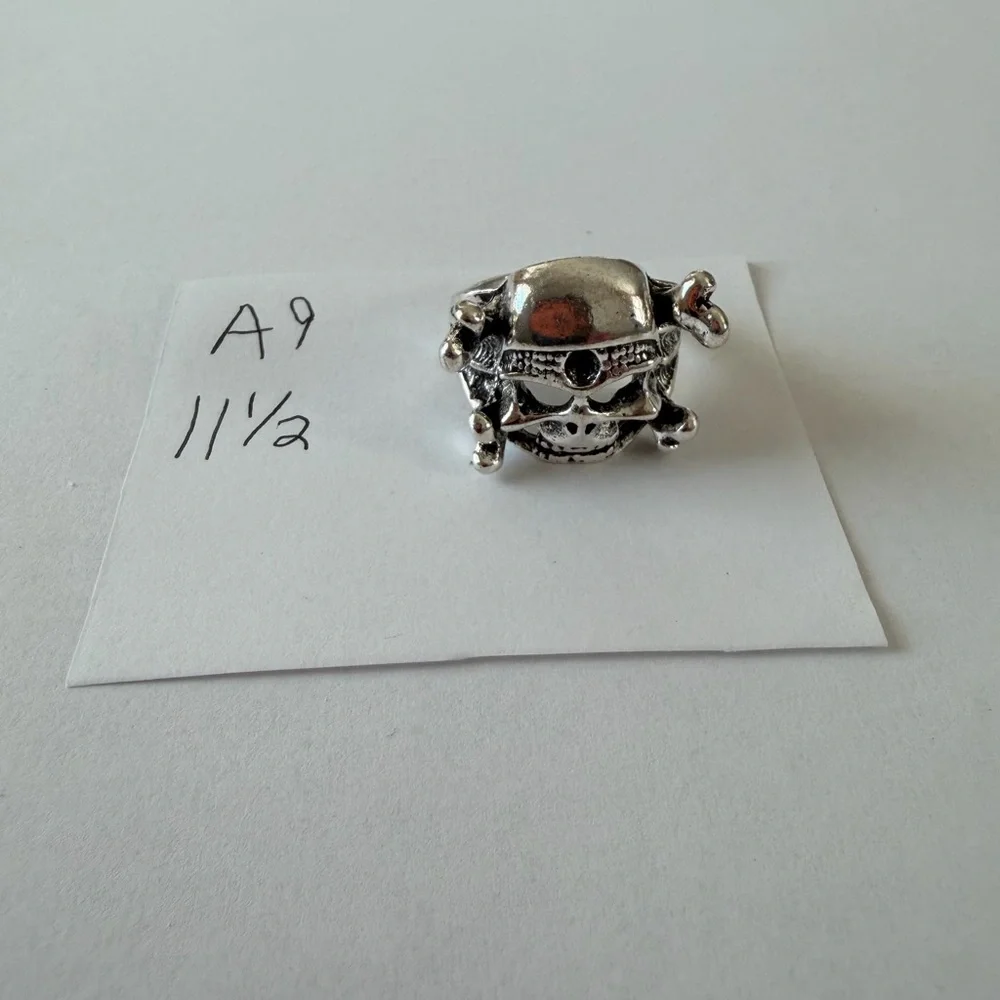 Silver Skull‎ and Crossbones Ring